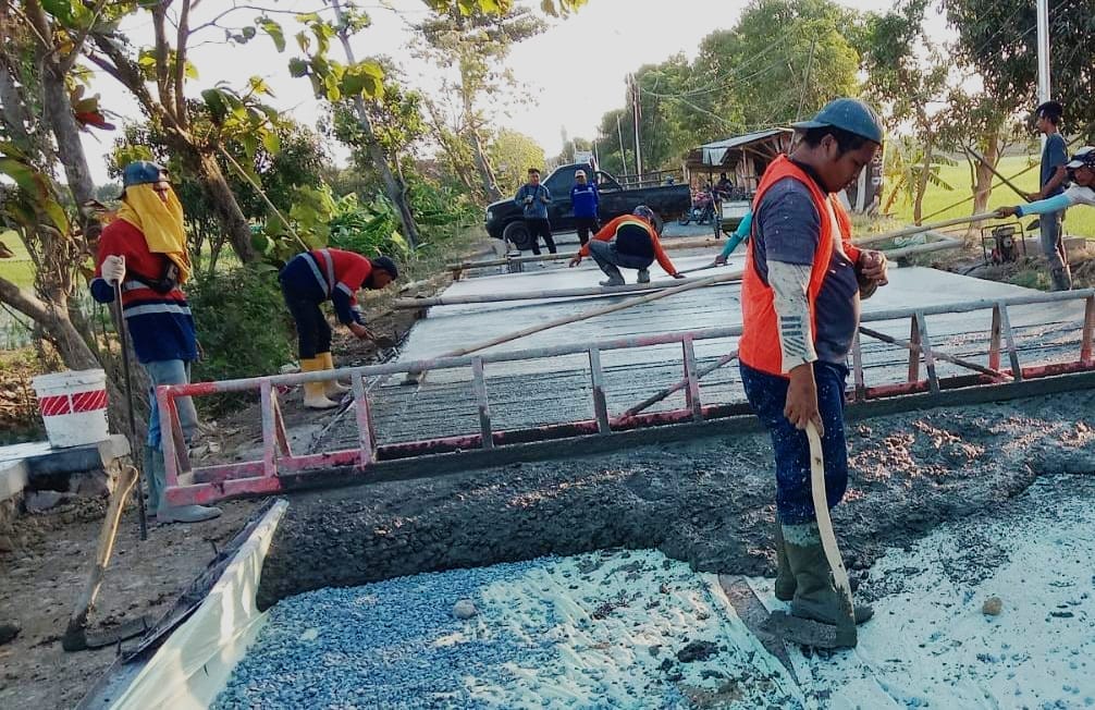 Pengecoran Jalan Sindang-Pecuk Dimulai, Pelaksana: Prioritaskan Standar Mutu dan Kualitas